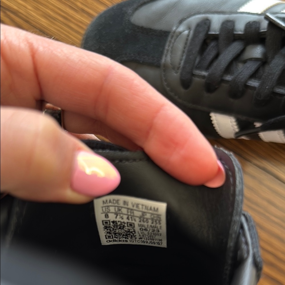 Adidas Black and White Sneakers Sleek Design - Picture 5 of 5